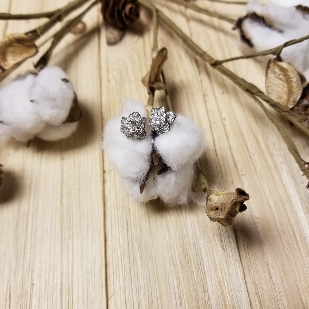 GORGEOUS!! Flower CZ earrings in SILVER - Picture 8 of 10